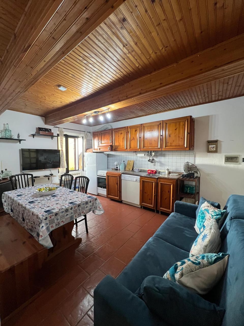 TV and multimedia, Kitchen or kitchenette, Living room, Dining area, oven