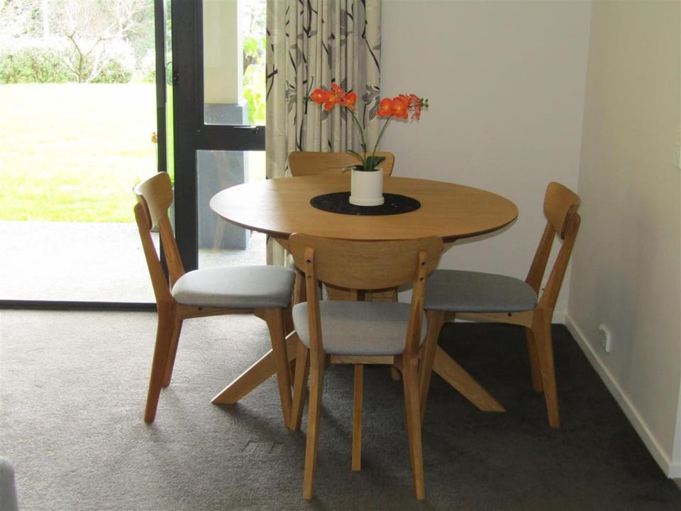 Seating area, Dining area