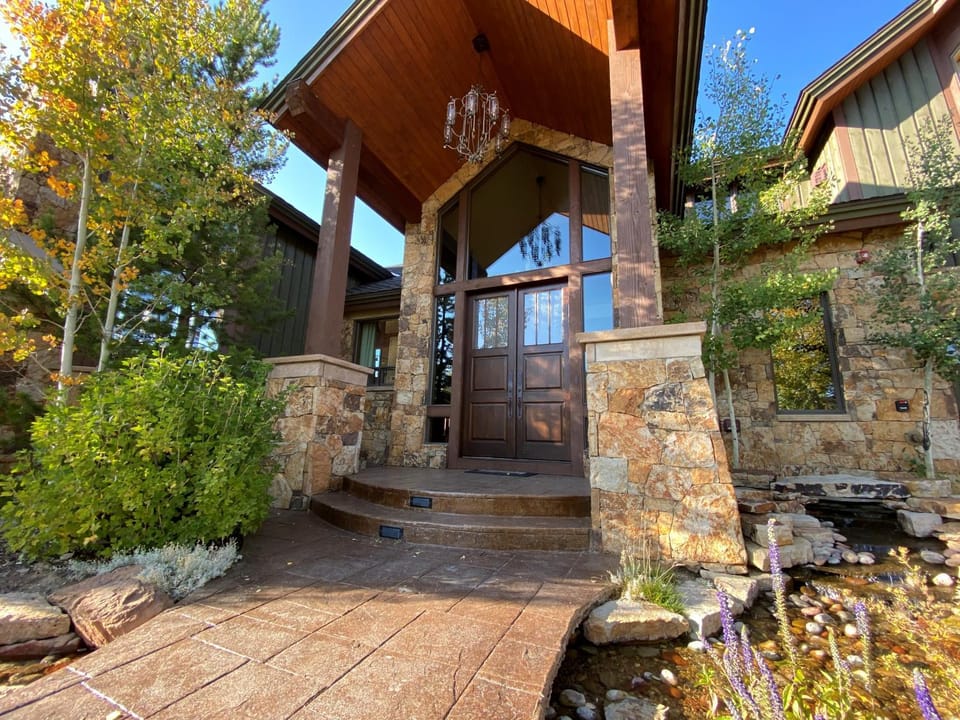 Four master suites, VIEWS!! Hot tub, private ski SHUTTLE, sprawling entertaining areas!! House in Breckenridge