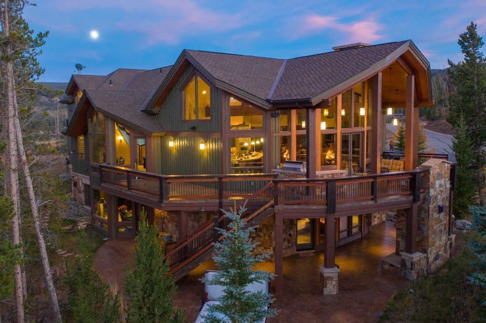 Four master suites, VIEWS!! Hot tub, private ski SHUTTLE, sprawling entertaining areas!! House in Breckenridge