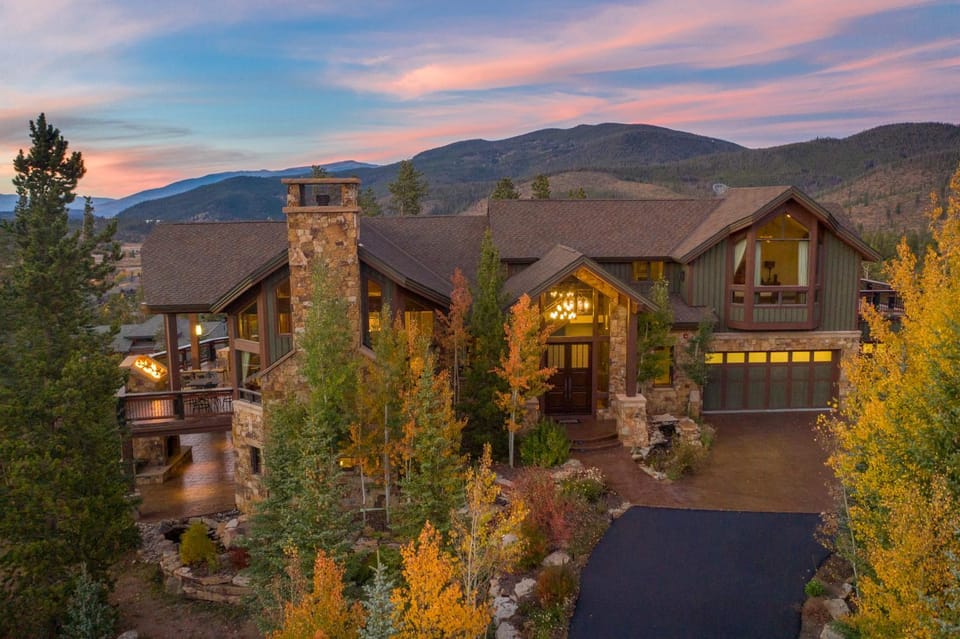 Four master suites, VIEWS!! Hot tub, private ski SHUTTLE, sprawling entertaining areas!! House in Breckenridge