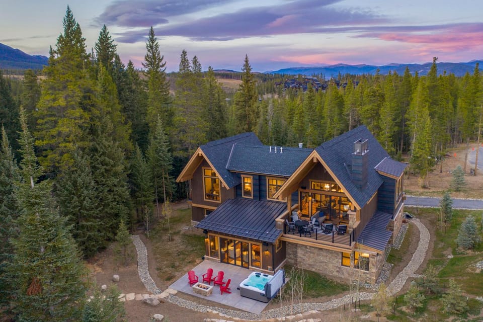 Newly built Luxury Home, 5-Star Finishes, SHUTTLE to slopes, backs to Breckenridge Nordic Center! House in Breckenridge