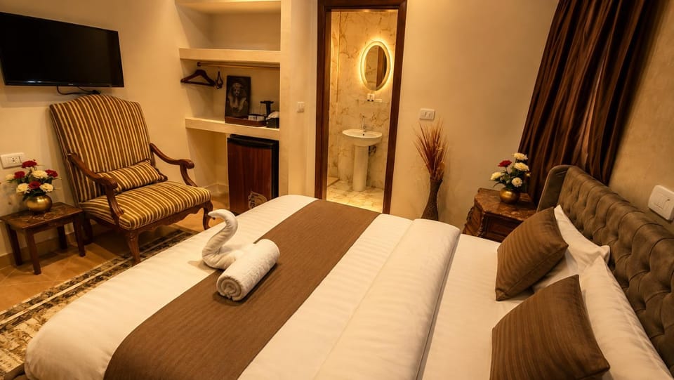 Bed, Bathroom, TV and multimedia, Photo of the whole room, Seating area, towels