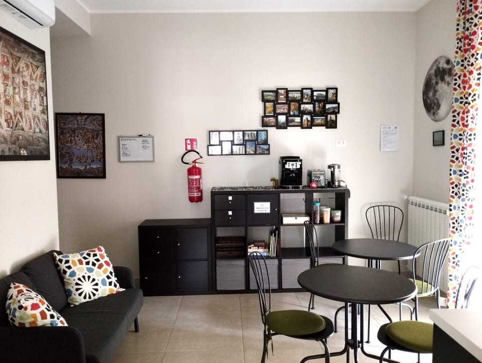 Coffee/tea facilities, Breakfast