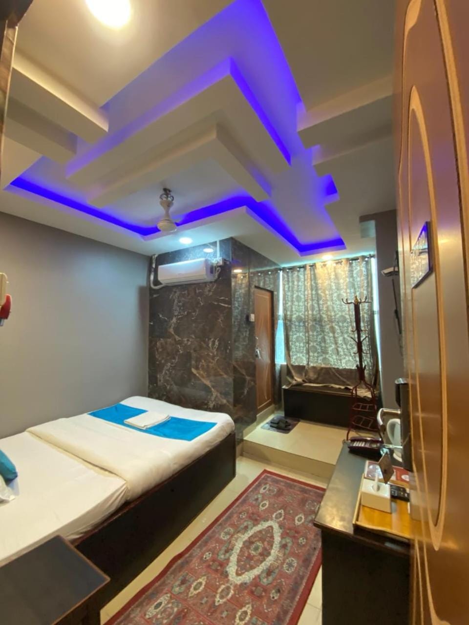 Bed, Bathroom, Photo of the whole room, Bedroom, towels