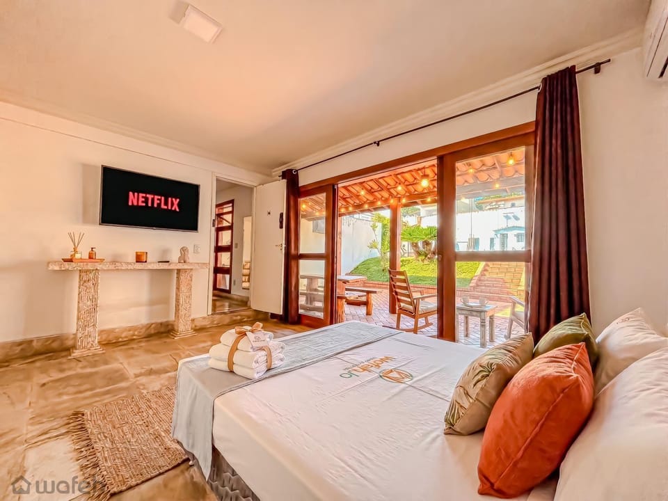 Bed, TV and multimedia, Photo of the whole room, Bedroom