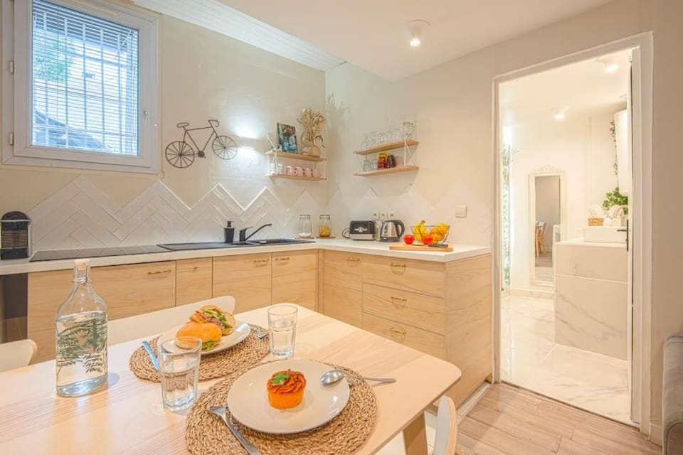 Coffee/tea facilities, Dining area, stove