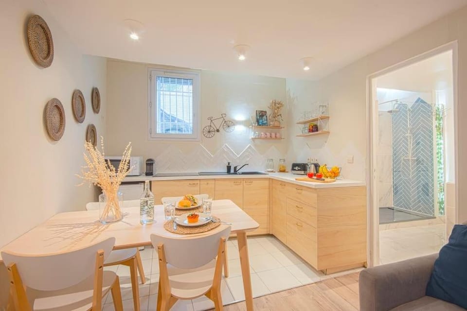 Coffee/tea facilities, Kitchen or kitchenette, Dining area, minibar, stove