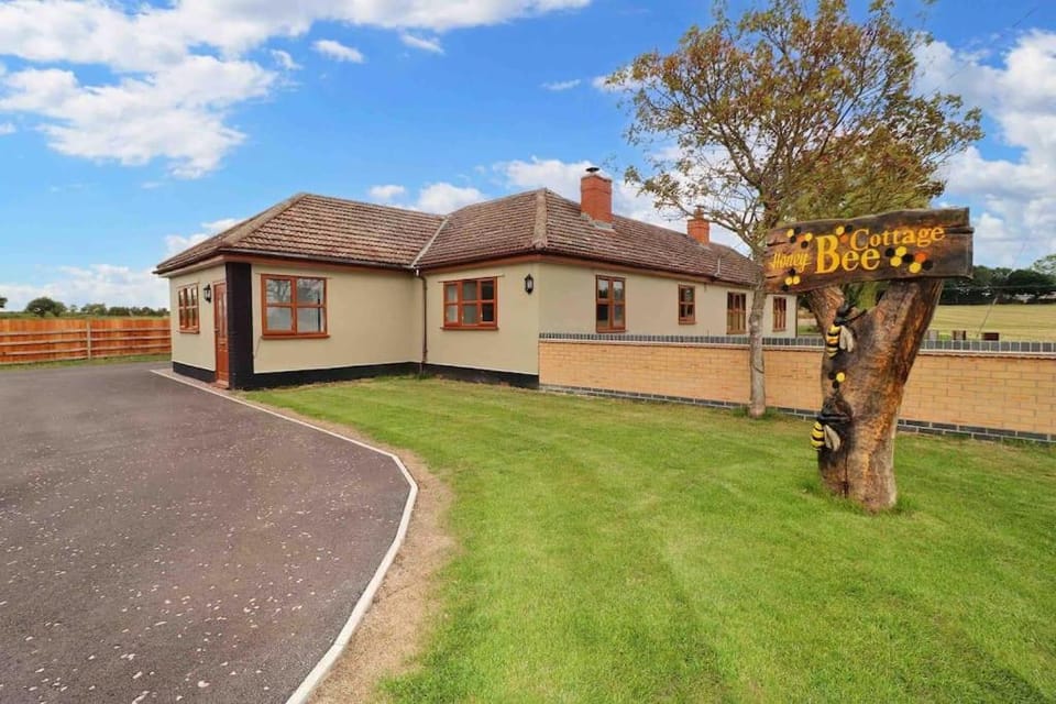Unique Cottage Next to Wildlife Park - Sleeps 6 House in England