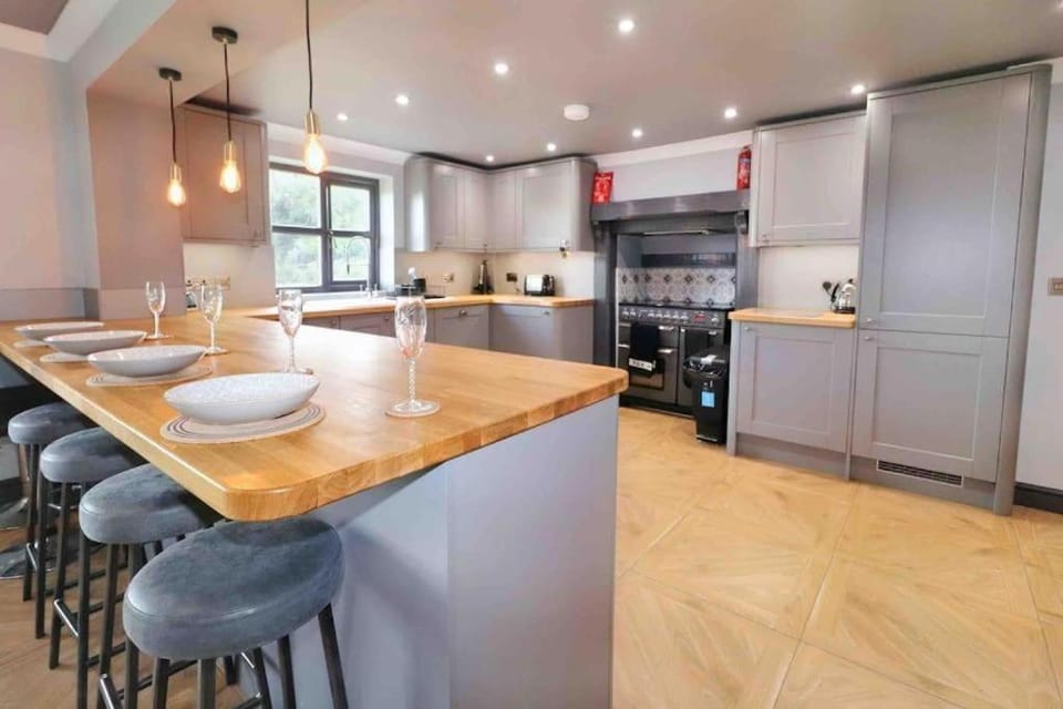Unique Cottage Next to Wildlife Park - Sleeps 6 House in England