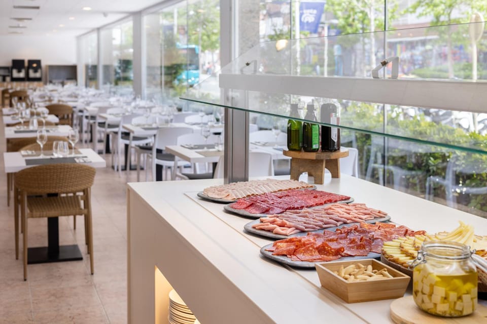 Restaurant/places to eat, Buffet breakfast, Lunch, Dinner