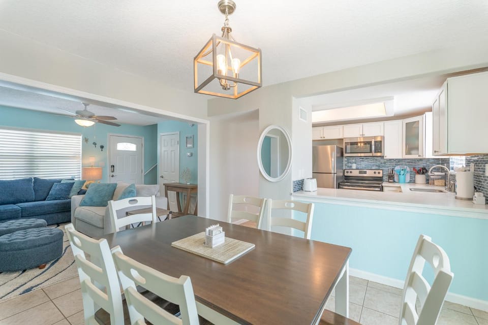 Kitchen or kitchenette, Living room, Seating area, Dining area, minibar, pet friendly, stove