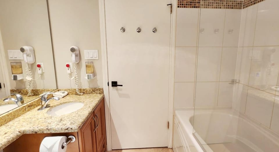 1BR in Marquise, Dog Friendly, Close to Ski Hill, Pool, Sauna, Hot Tub, Fitness Suite, AC House in Whistler