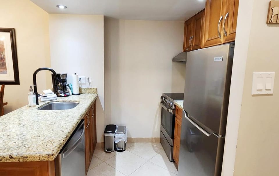 1BR in Marquise, Dog Friendly, Close to Ski Hill, Pool, Sauna, Hot Tub, Fitness Suite, AC House in Whistler