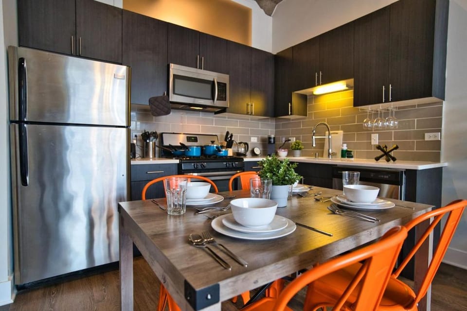 Luxury 3BR Spacious Suite Sleeps 8 Guests with Patio, Skyline View, Optional Parking and Gym Access Near McCormick Place and Lakefront Apartment in South Loop