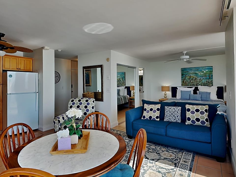 Bed, Kitchen or kitchenette, Living room, Seating area, Bedroom, furniture, microwave