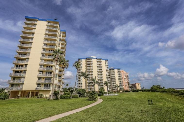 Property building, Neighbourhood, Garden, Balcony/Terrace