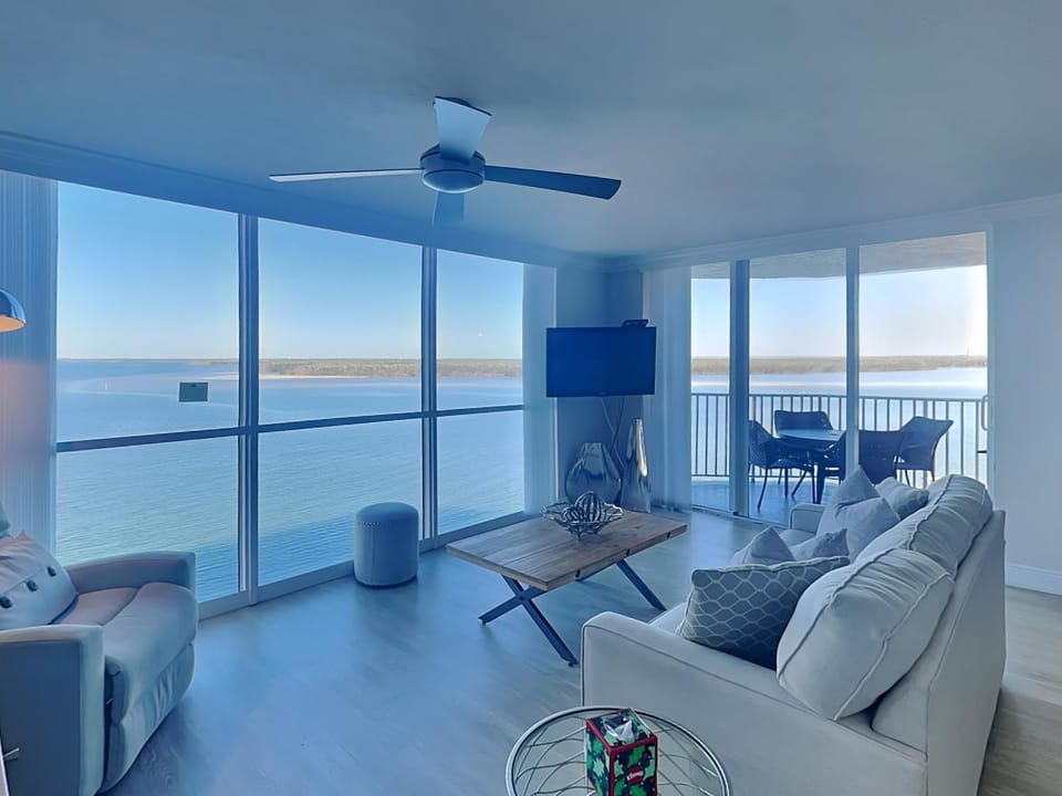 TV and multimedia, View (from property/room), Balcony/Terrace, Living room, Seating area, Lake view, furniture