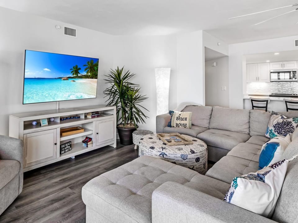 TV and multimedia, Kitchen or kitchenette, Living room, Seating area, furniture, air conditioner