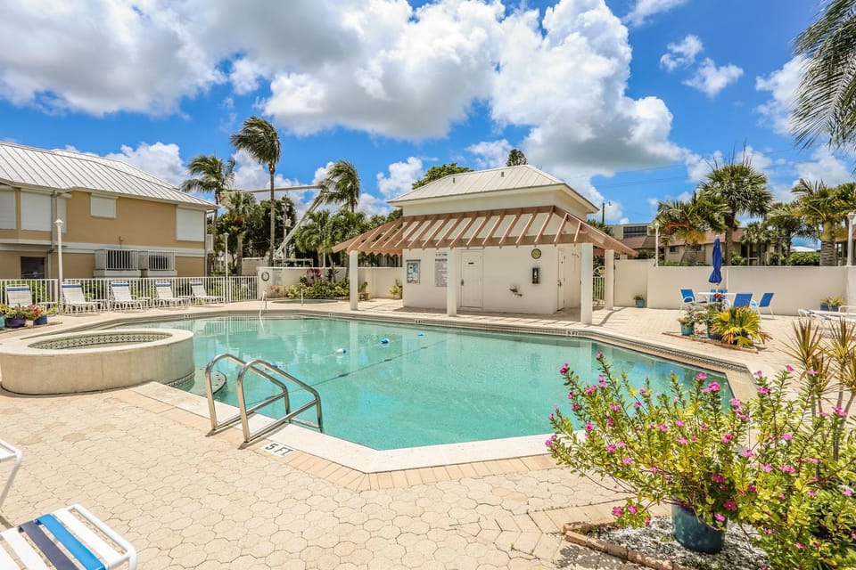 Garden, Hot Tub, Seating area, Swimming pool