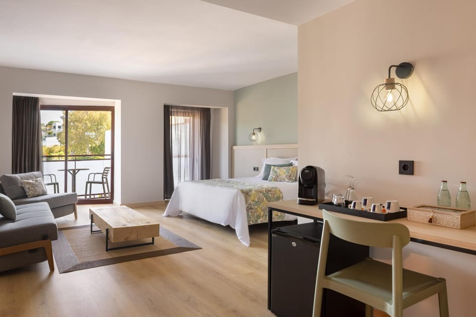 Bed, Coffee/tea facilities, Photo of the whole room, Bedroom, minibar