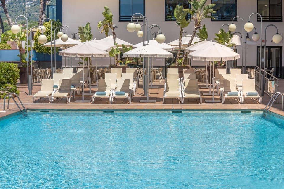 Solarium, Swimming pool, sunbed
