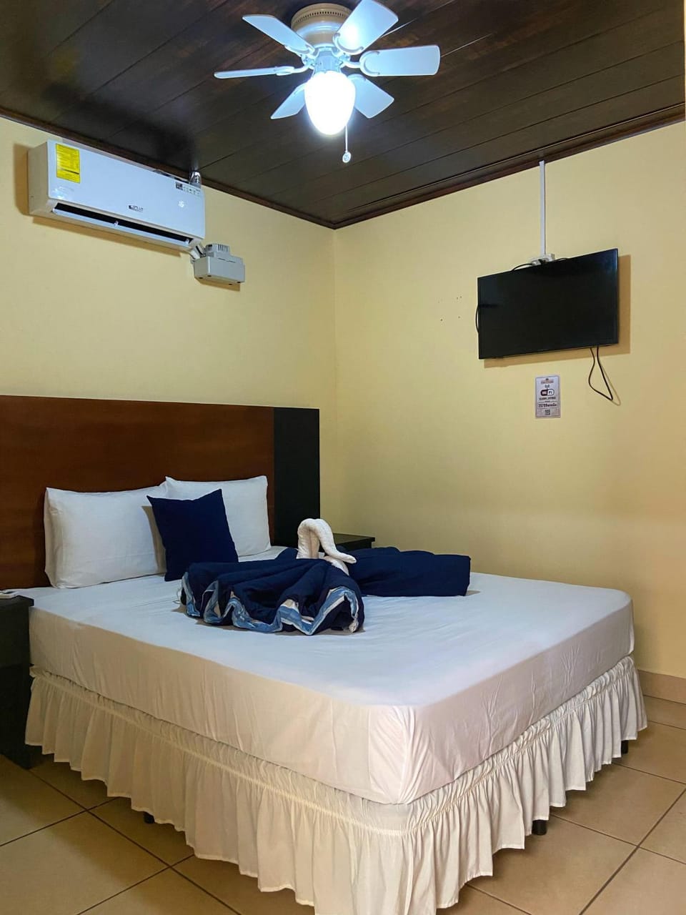 Photo of the whole room, air conditioner