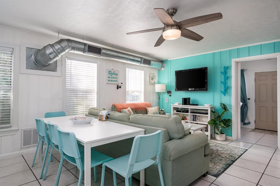 TV and multimedia, Living room, Seating area, Dining area, furniture, air conditioner