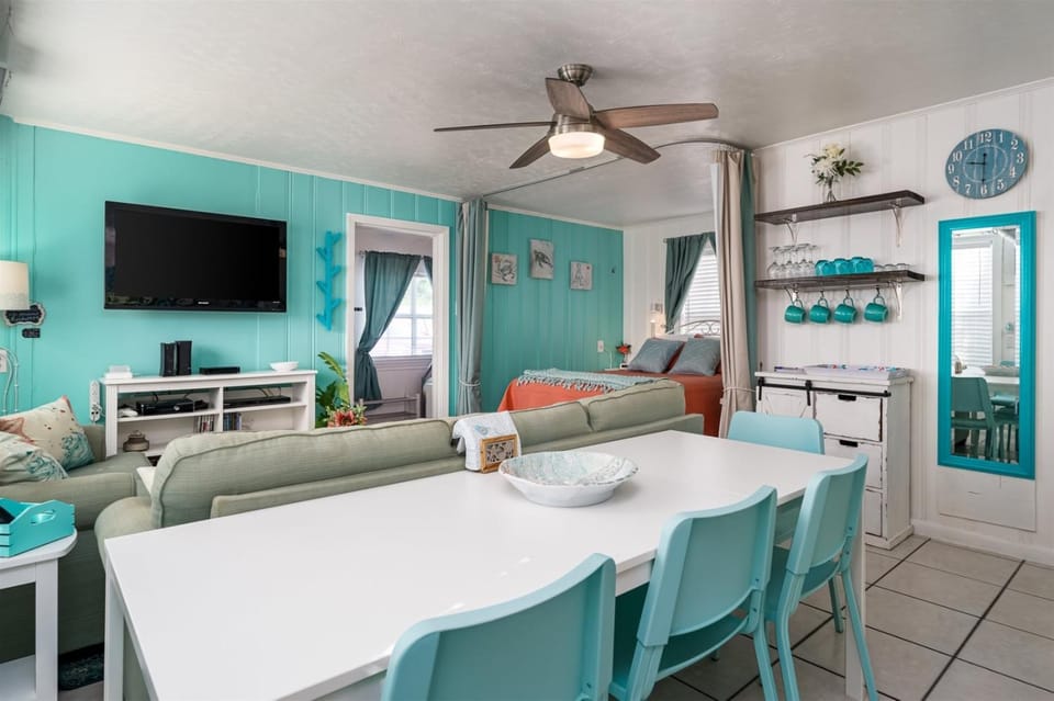 Bed, TV and multimedia, Living room, Seating area, Dining area, Bedroom, furniture