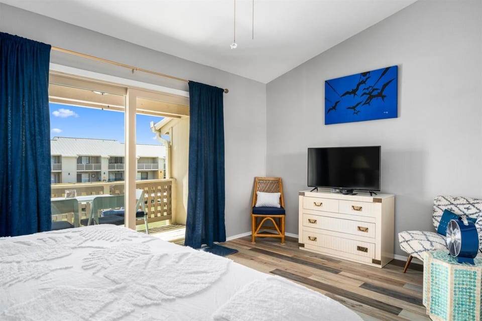Bed, TV and multimedia, Balcony/Terrace, Seating area, Bedroom, furniture
