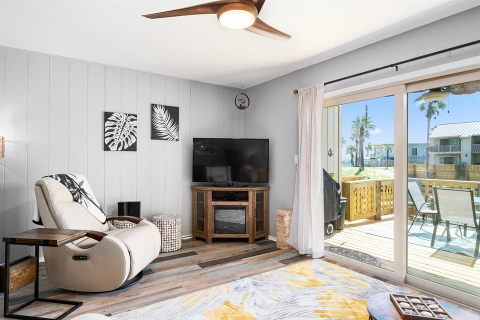TV and multimedia, Balcony/Terrace, Living room, Seating area, fireplace, furniture