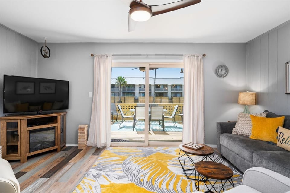 TV and multimedia, Balcony/Terrace, Living room, Seating area, fireplace, furniture