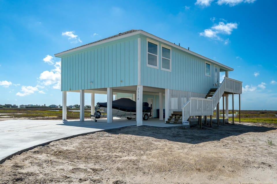 Property building, Facade/entrance, Natural landscape, Parking