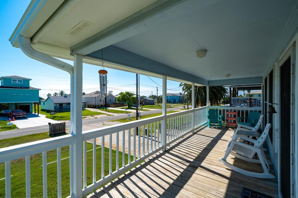 Patio, Neighbourhood, Seating area, Street view