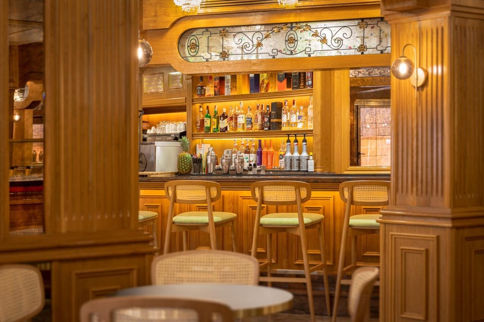 Nearby landmark, Lounge or bar