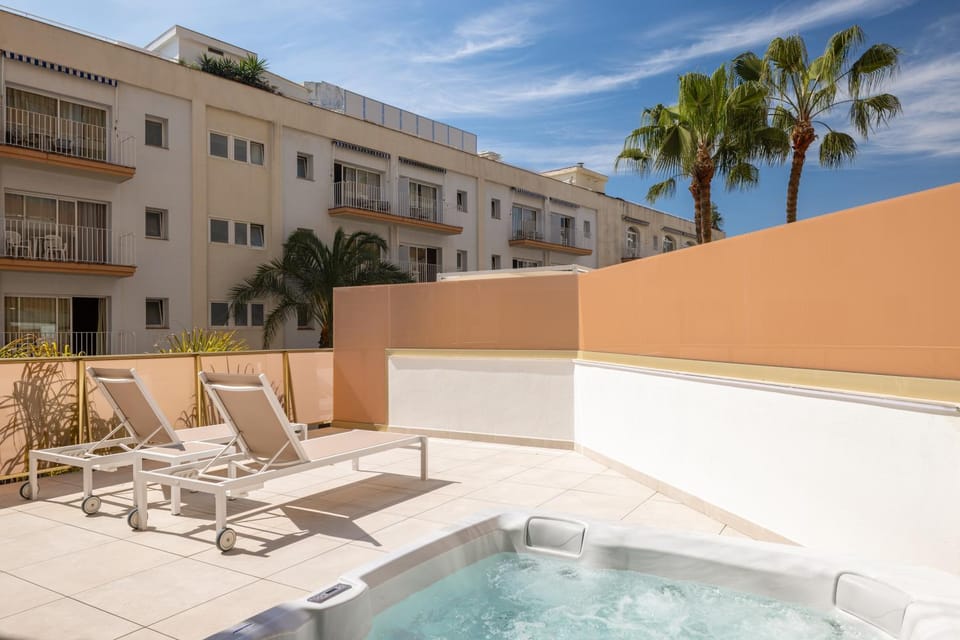 Balcony/Terrace, Pool view, Swimming pool, sunbed
