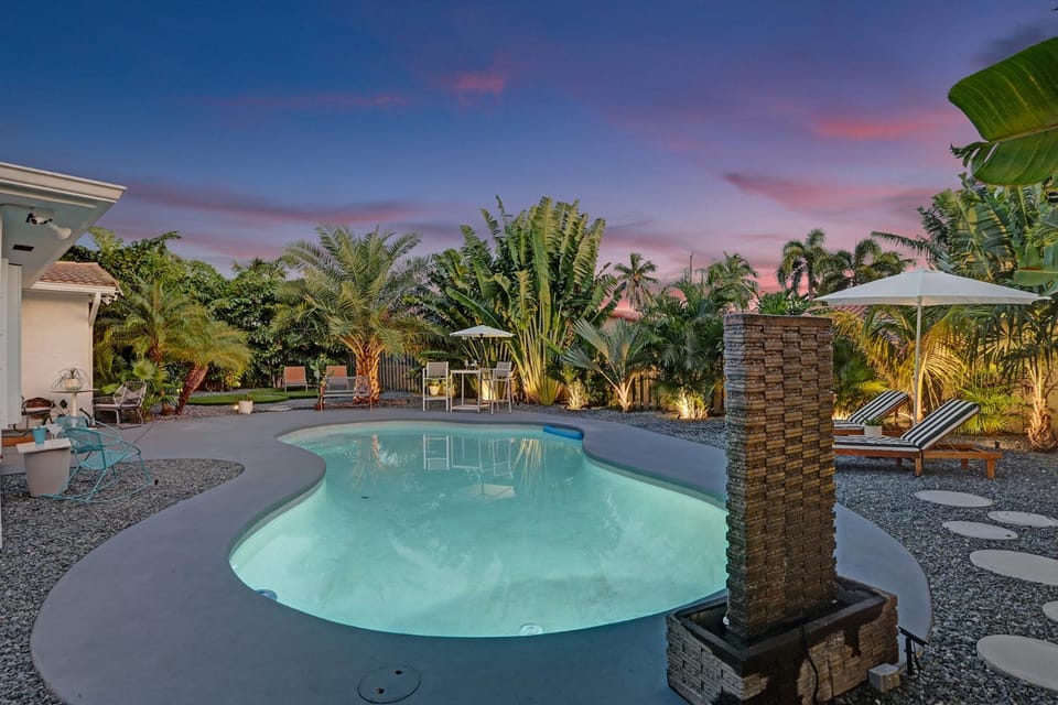 Swimming pool, sunbed