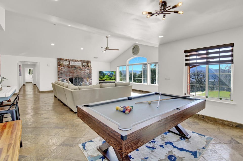 Billiard, Game Room