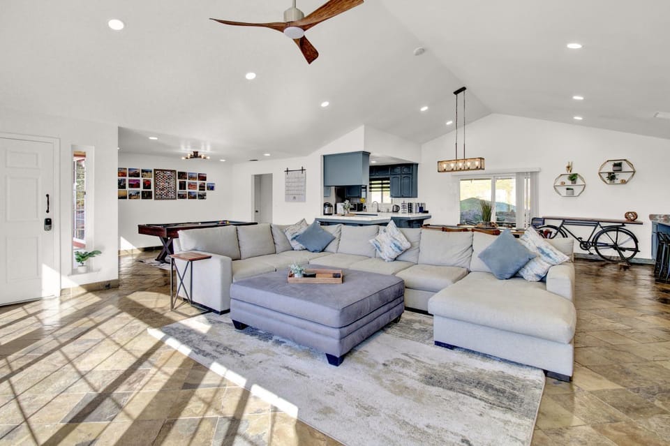 TV and multimedia, Living room, Seating area, fireplace