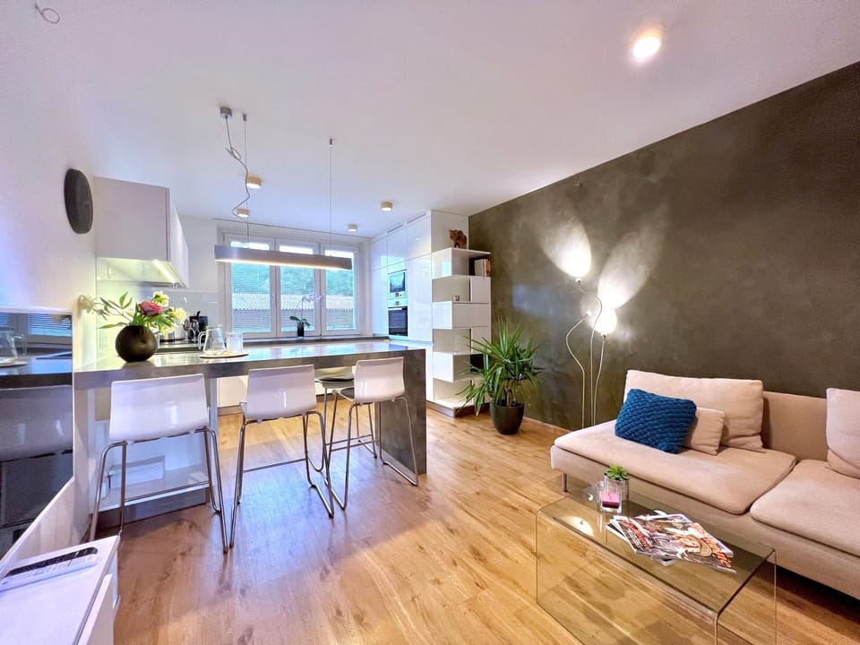 TV and multimedia, Kitchen or kitchenette, Living room, Seating area, Dining area