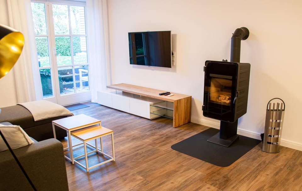 TV and multimedia, Living room, Seating area, flat iron