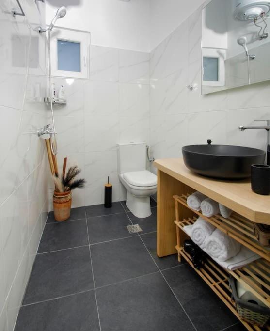 Shower, Toilet, Bathroom, towels
