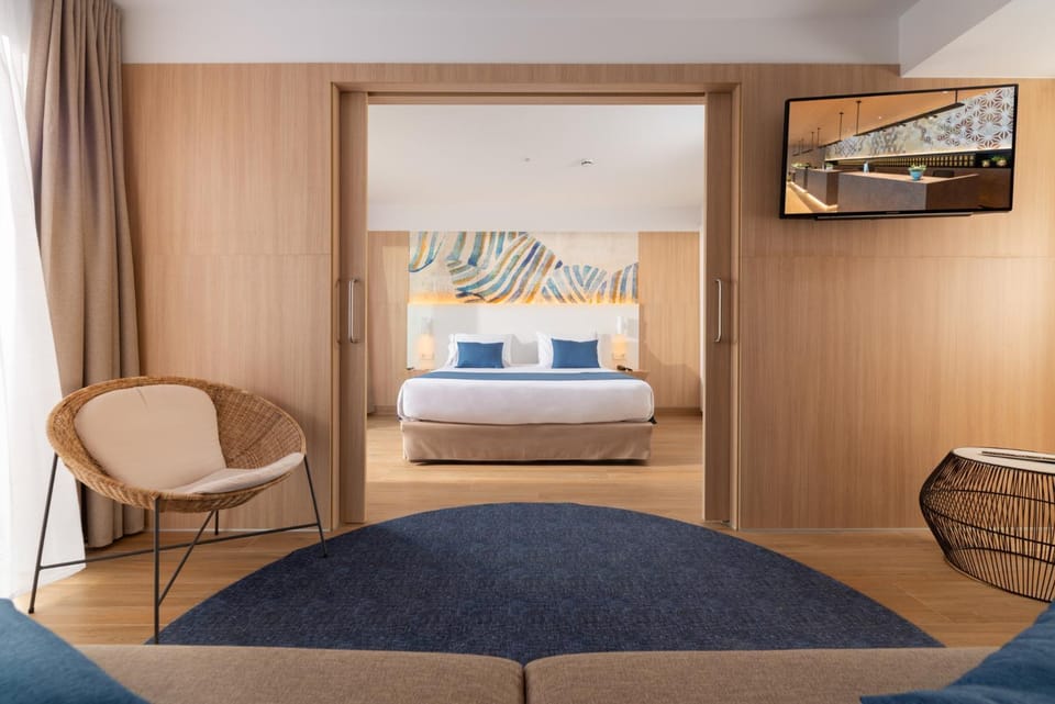 TV and multimedia, Living room, Seating area, Bedroom