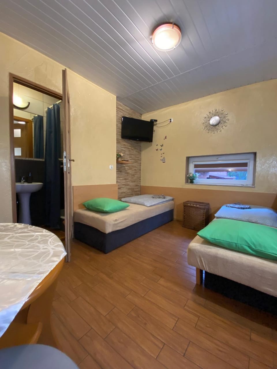 Bed, TV and multimedia, Living room, Photo of the whole room, Seating area, Evening entertainment, Bedroom