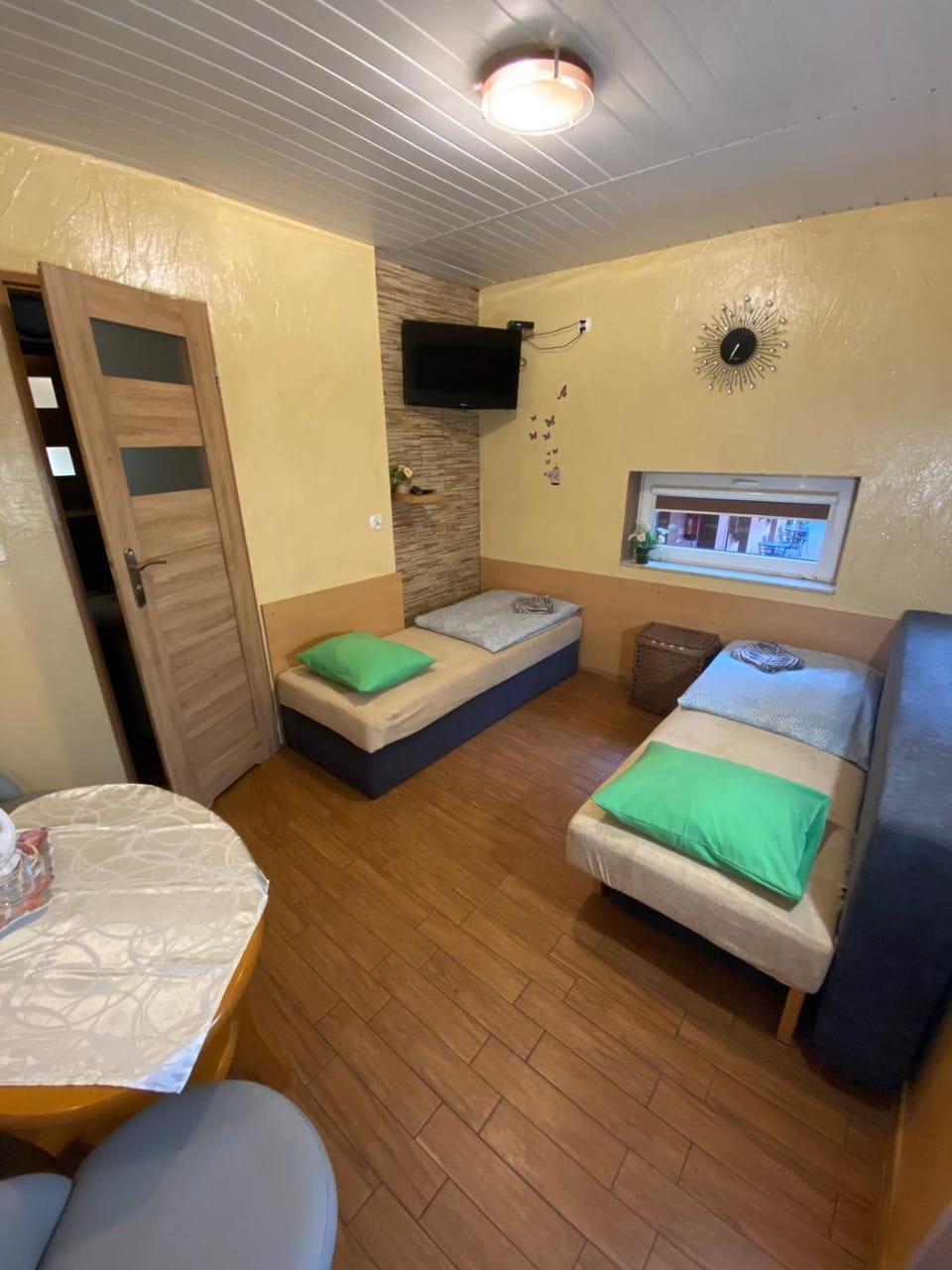 Bed, TV and multimedia, Living room, Photo of the whole room, Seating area, Bedroom