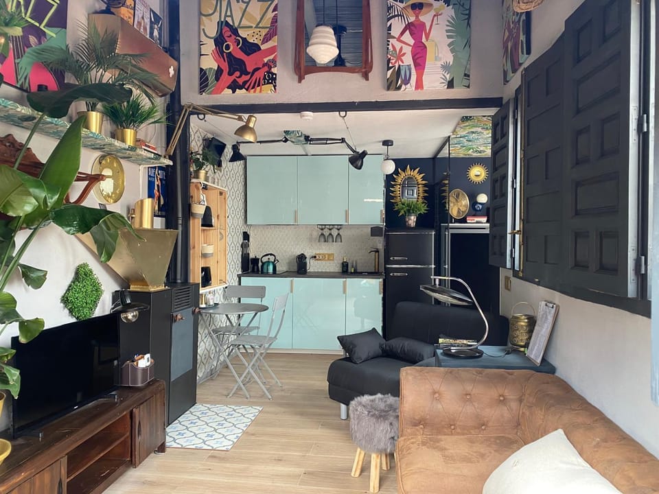 Kitchen or kitchenette, Living room, Seating area, Dining area