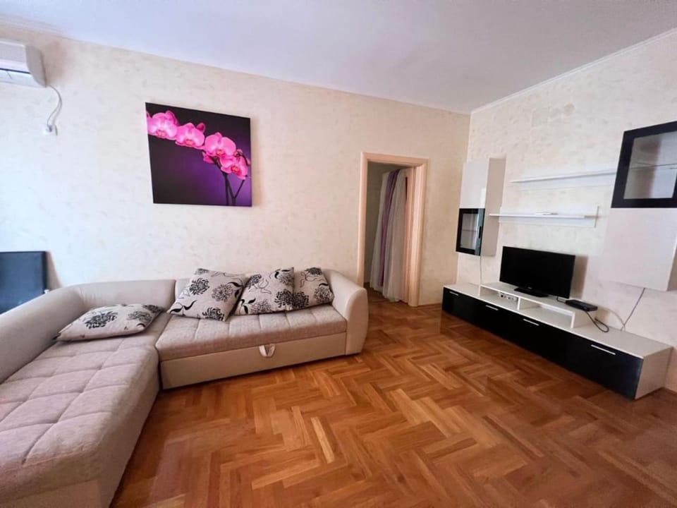 Kitchen or kitchenette, Living room, Seating area