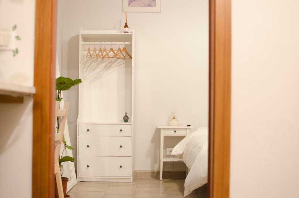 Photo of the whole room, Bedroom, wardrobe