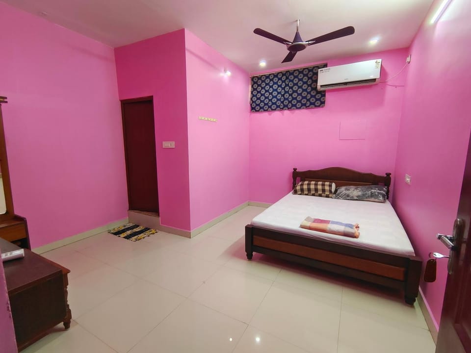 Bed, TV and multimedia, Photo of the whole room, fireplace, air conditioner