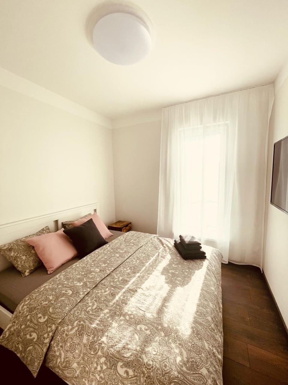 Photo of the whole room, Bedroom, towels